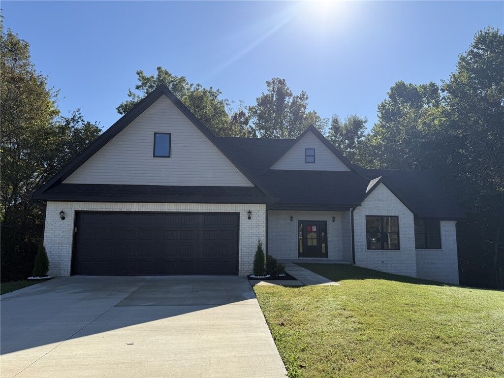 Property Photo: 1738 Knollcrest Circle AR 72704