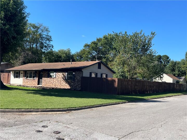 Property Photo: 2300 Sycamore Place AR 72762