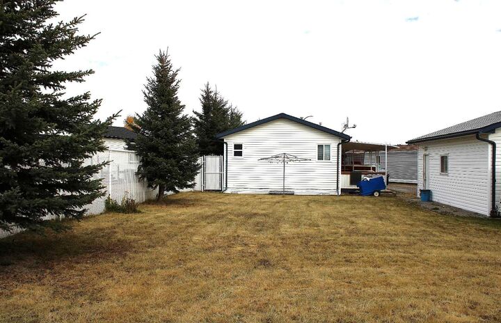 Property Photo: 24 Noblefern Way AB T0M 1X0