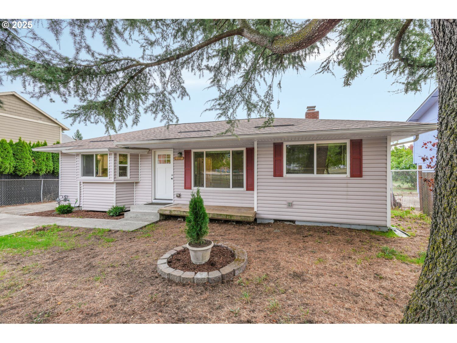 Property Photo: 10740 SE Francis St OR 97266