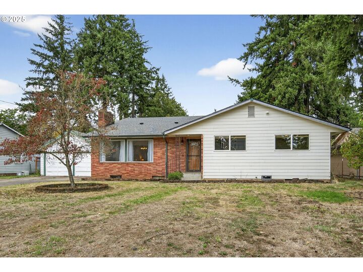 Property Photo:  12649 SE Kelly St  OR 97236 