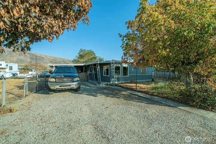 1511  Center Street  Rock Island WA 98850 photo