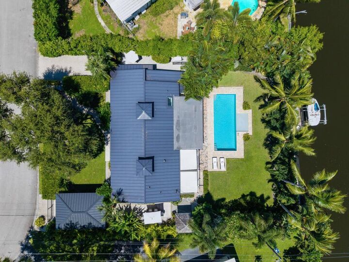 Property Photo: 6904 Venetian Way FL 33406