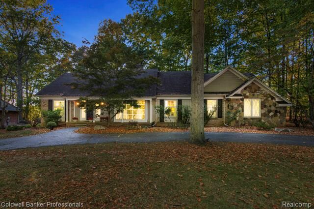 Property Photo: 21333 Woodhill Drive MI 48167