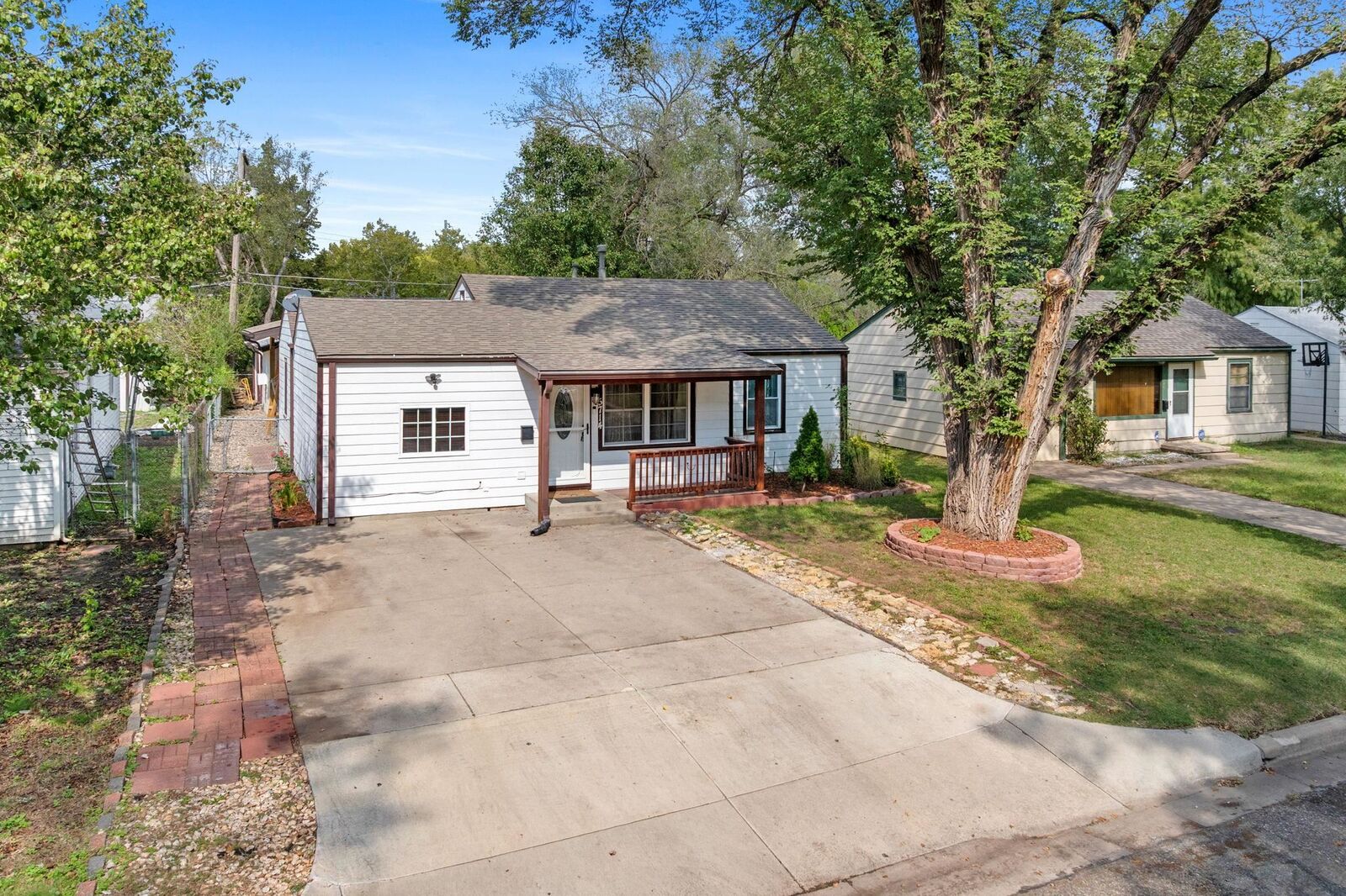 Property Photo: 5714 Castle Dr KS 67218