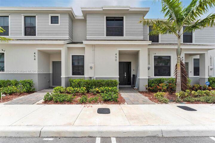 Property Photo: 450 NE 13th St FL 33034
