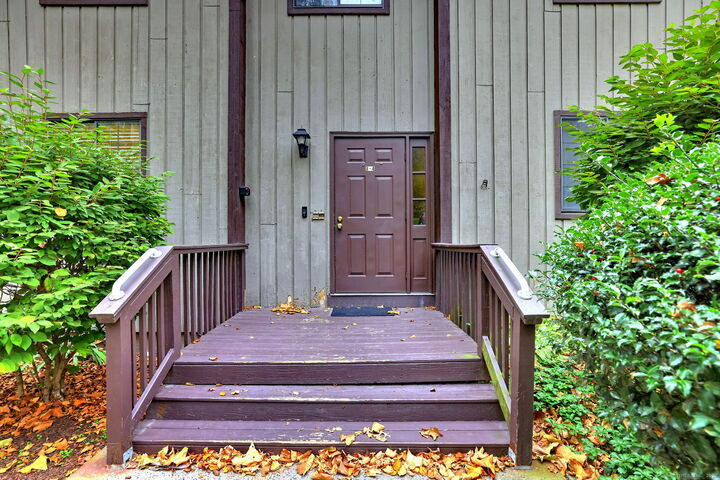 Property Photo:  1 Pond Hollow Drive 1  CT 06518 