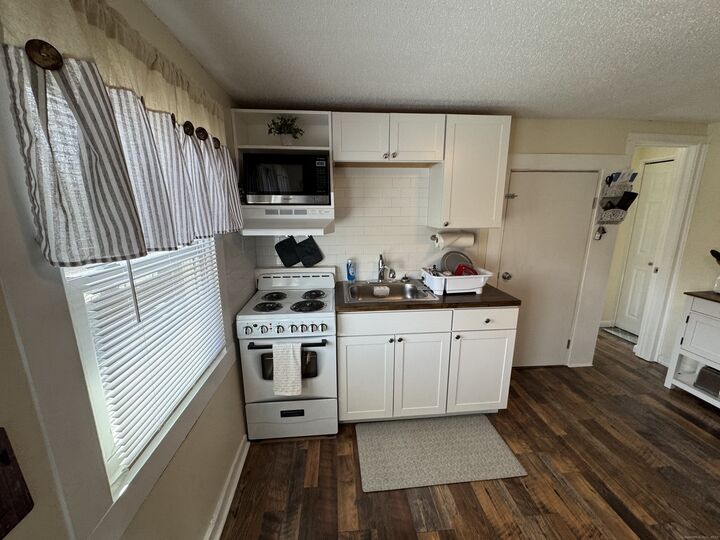 Property Photo: 1172 Meriden Waterbury Turnpike CT 06410