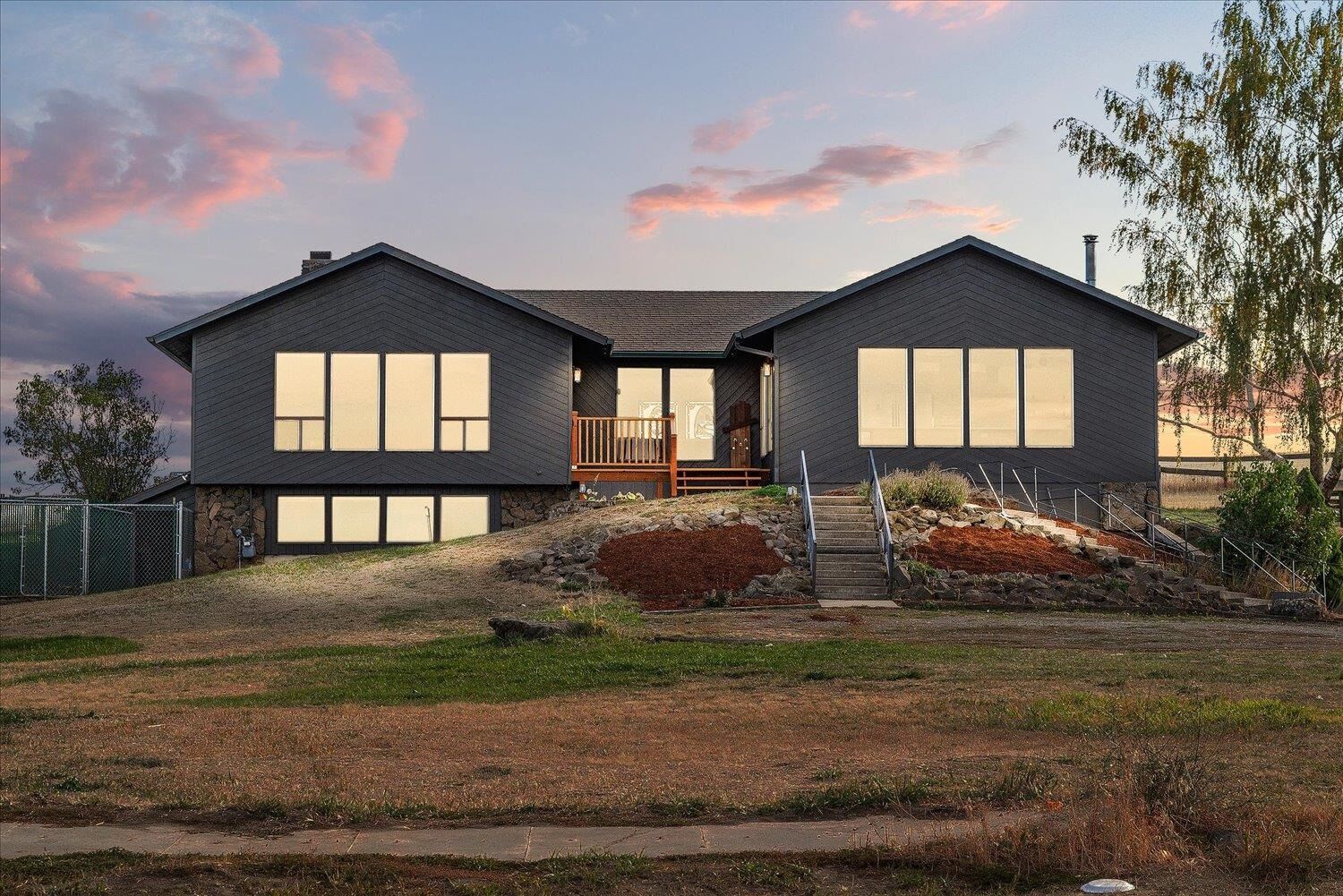 Property Photo: 1112 E Jennings Rd WA 99031