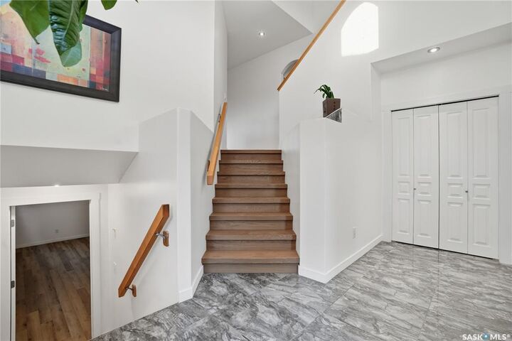 Photo de la propriété:  2106 Laurier Crescent E  SK S4V 0P6