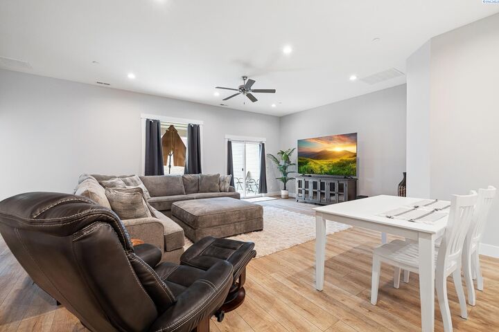 Property Photo: 2606 Sunray Ave WA 99352