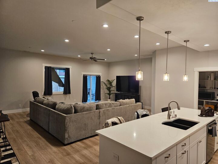 Property Photo:  2606 Sunray Ave  WA 99352 