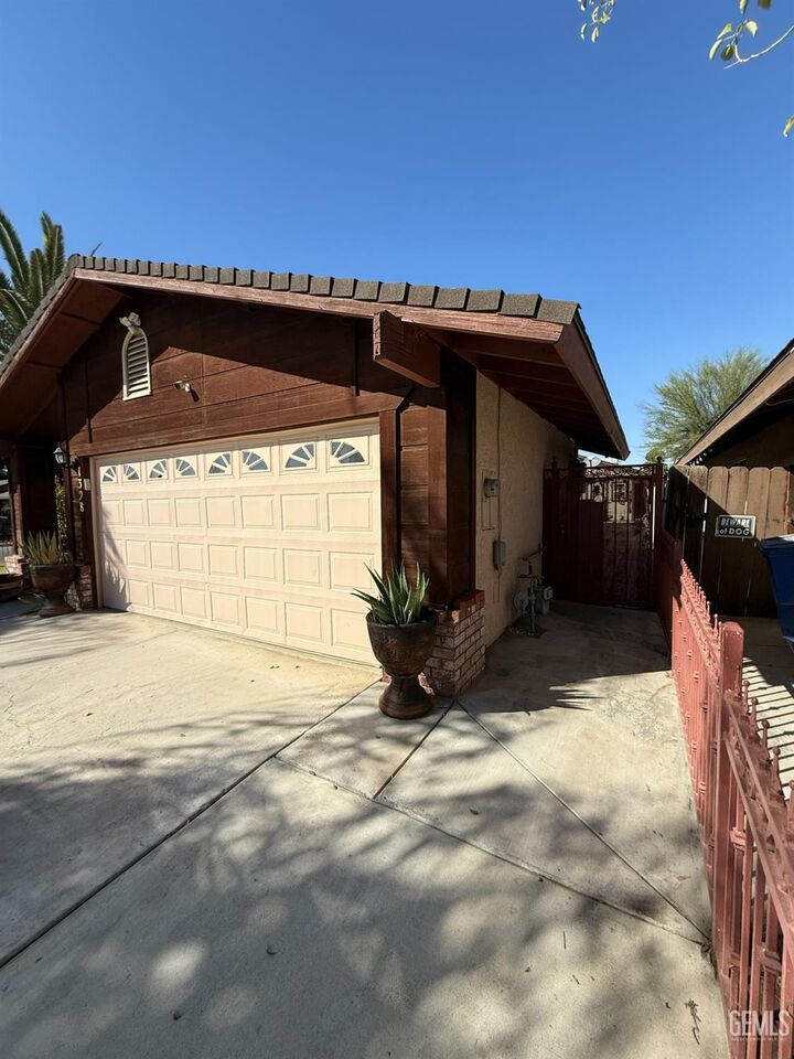 Property Photo: 1328 Malerbi Court CA 93307