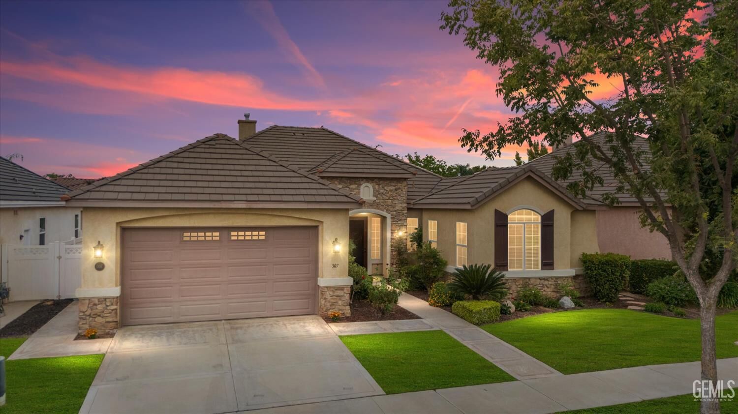 Property Photo: 307 Coachman Way CA 93312