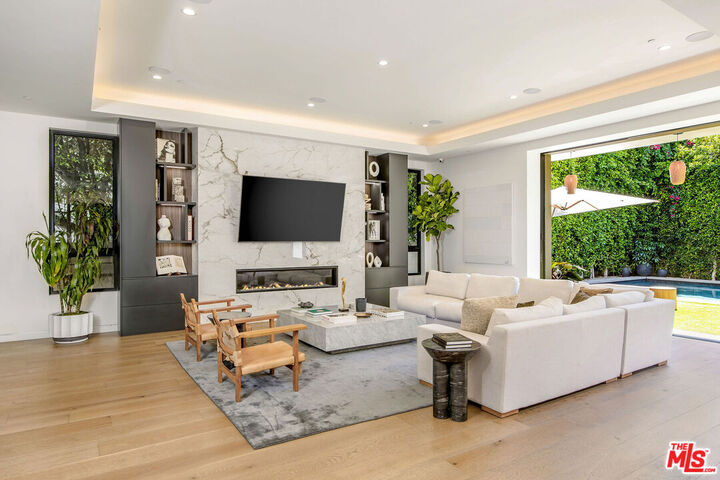 Property Photo: 347 N Alfred St CA 90048