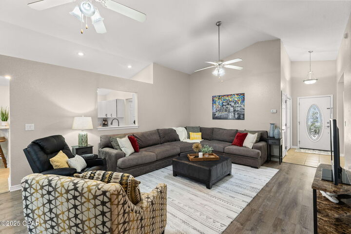 Property Photo: 204 Windsor Way FL 32413