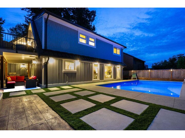 Photo de la propriété:  4560 196A  BC V3A 7G6