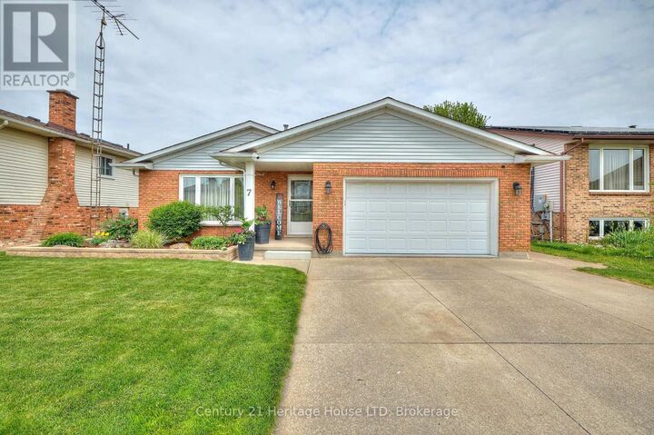 Property Photo: 7 Huntington Lane ON L2S 3J5