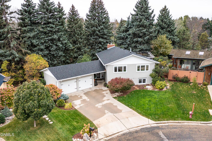 Property Photo: 1038 Highland Place ND 58501