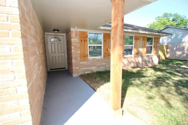 Property Photo: 407 Morningside Drive TX 77546