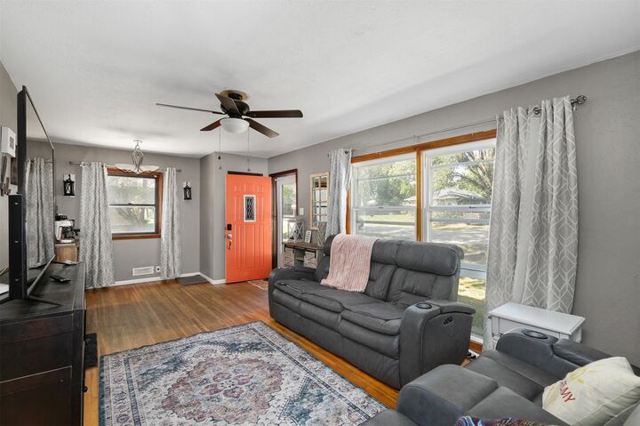 Property Photo:  1245 NE 50th Place  IA 50313 