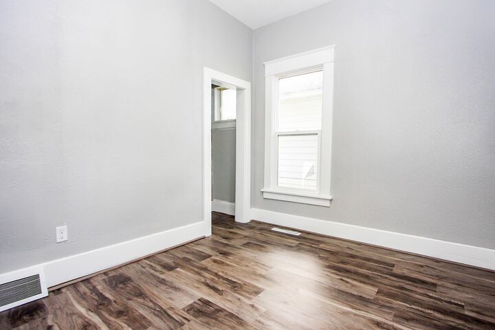Property Photo: 2102 W 5 NE 69101