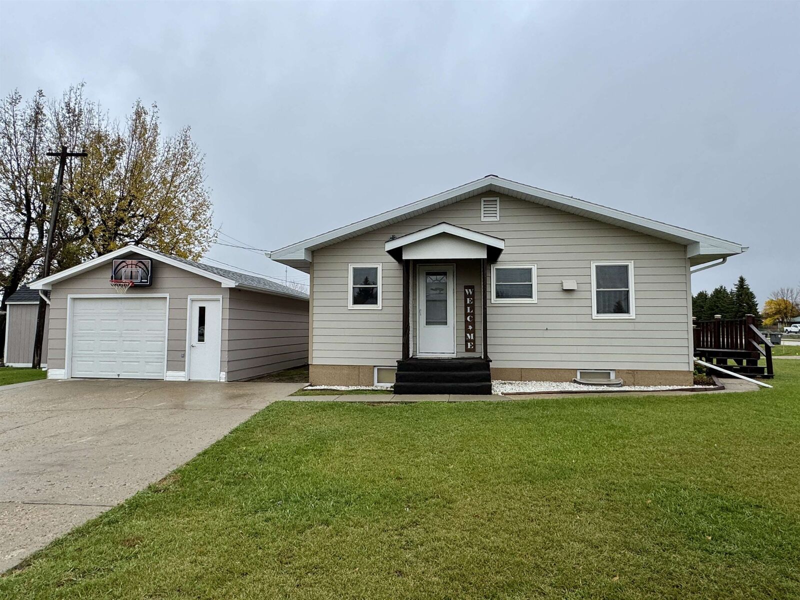 Property Photo:  603 SE 6th Ave  ND 58784