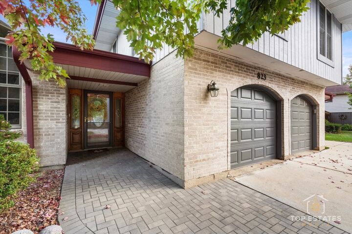 Property Photo:  823 S Salem Drive  IL 60193 