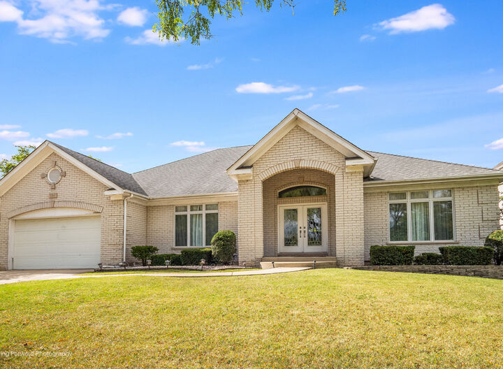 Property Photo: 986 W Stonehedge Drive IL 60101