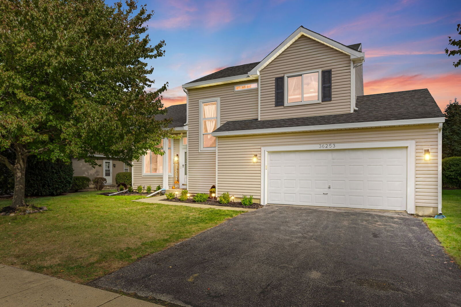 Property Photo: 36253 N Bridlewood Avenue IL 60031