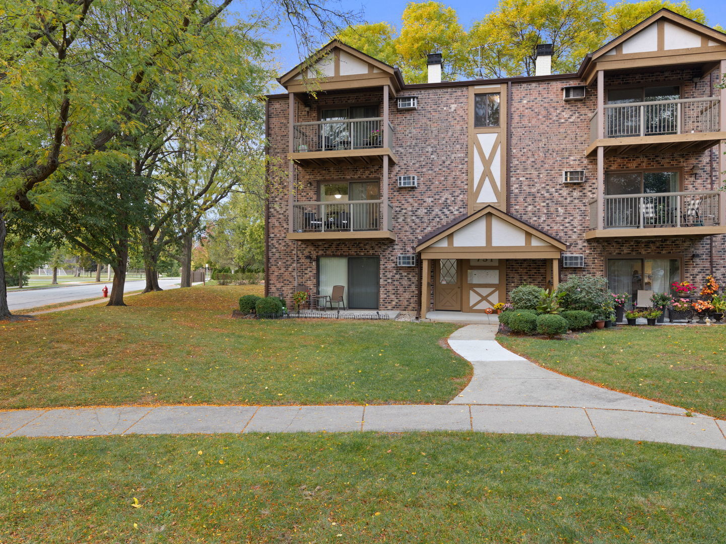 Property Photo: 751 S Dwyer Avenue F IL 60005