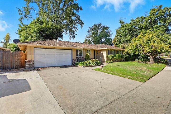 Property Photo: 936 Roeder Way CA 95822