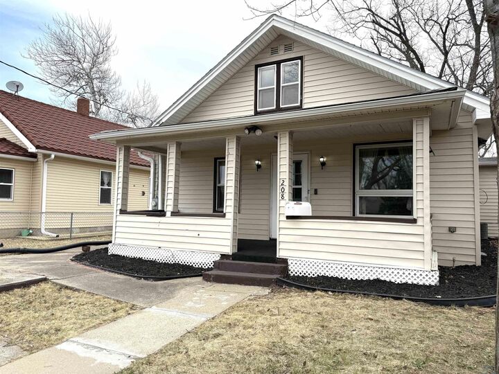 Property Photo:  208 S Leonard St  IA 51103 