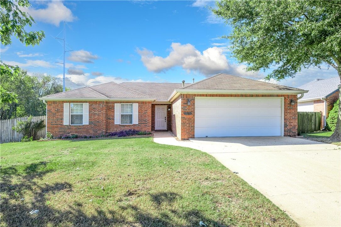 Property Photo:  1005 Zachary Street  AR 72719 