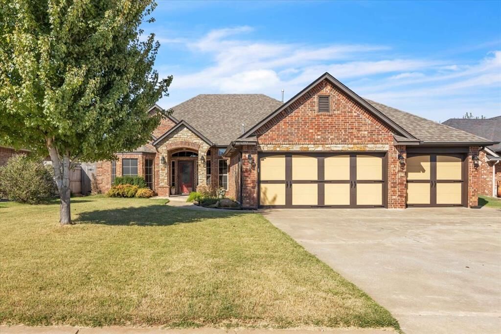 Property Photo:  557 W Pine Rose Court Way  OK 73064 