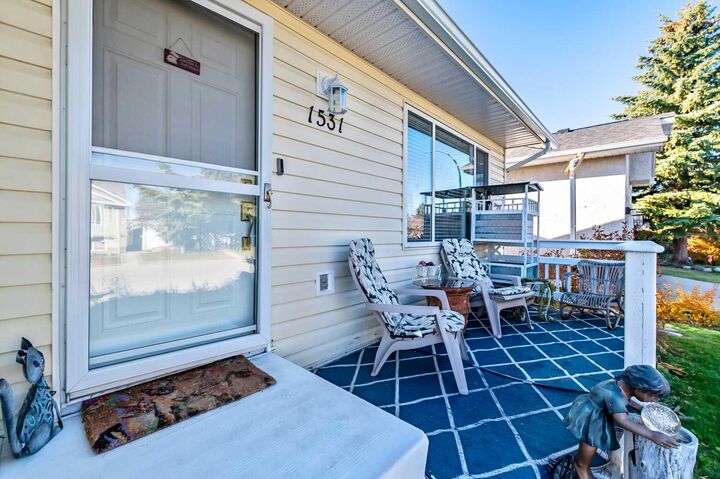 Property Photo:  1531 11 Avenue SE  AB T1V 1P9