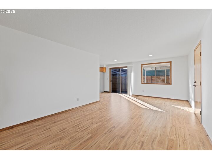 Property Photo: 1200 E Johnson Ct OR 97132