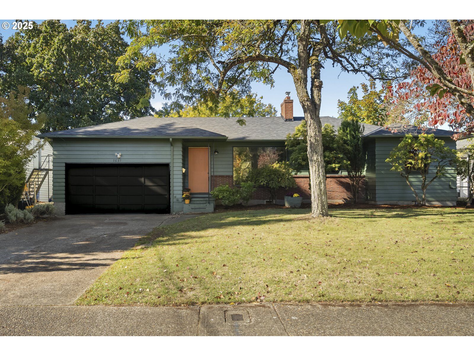 Property Photo:  1631 NE 116th Pl  OR 97220