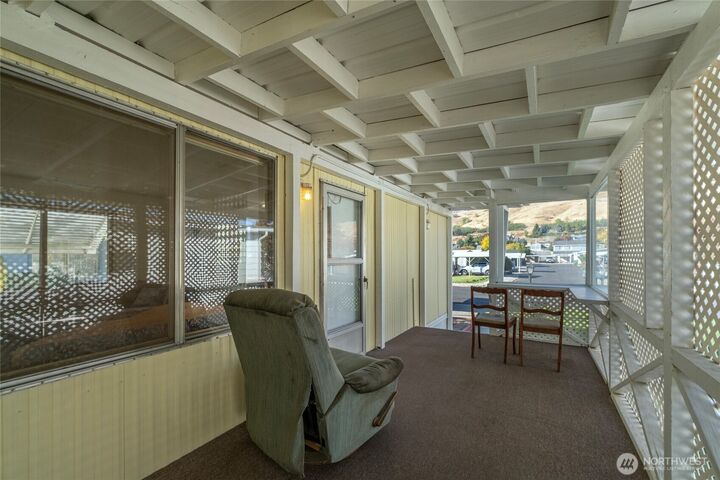 Property Photo: 1608 N Western 27 WA 98801