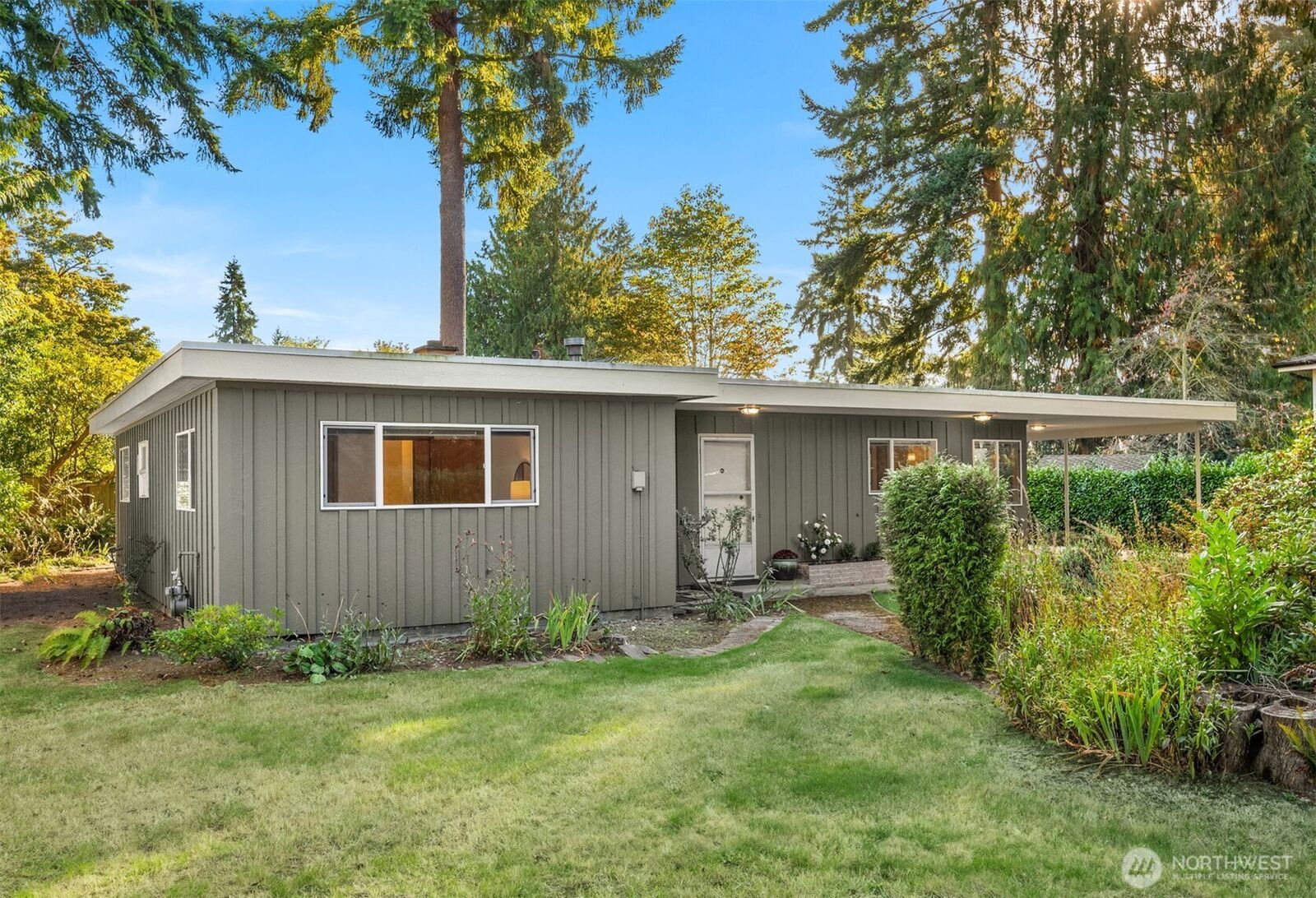Property Photo: 2965 74 Avenue SE WA 98040