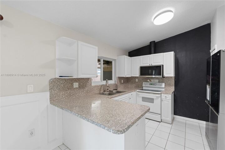Property Photo: 15327 SW 179th Ter FL 33187