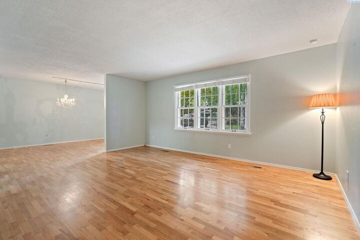 Property Photo: 2110 Davison Ave WA 99354