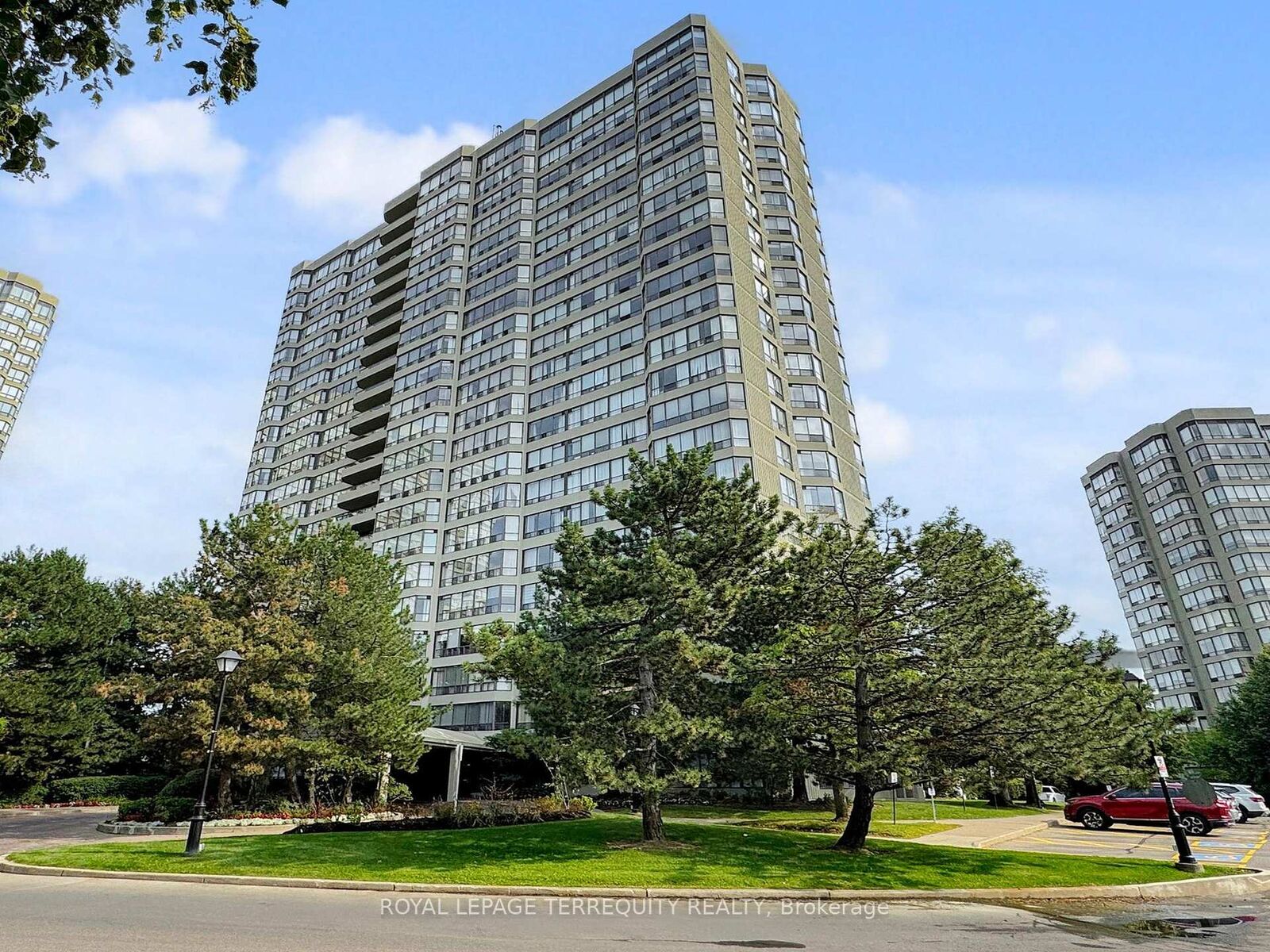 Property Photo:  24 Hanover Road 1709  ON L6S 5K8 