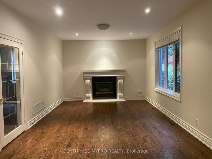 Photo de la propriété: 238 Poyntz Avenue ON M2N 1J7