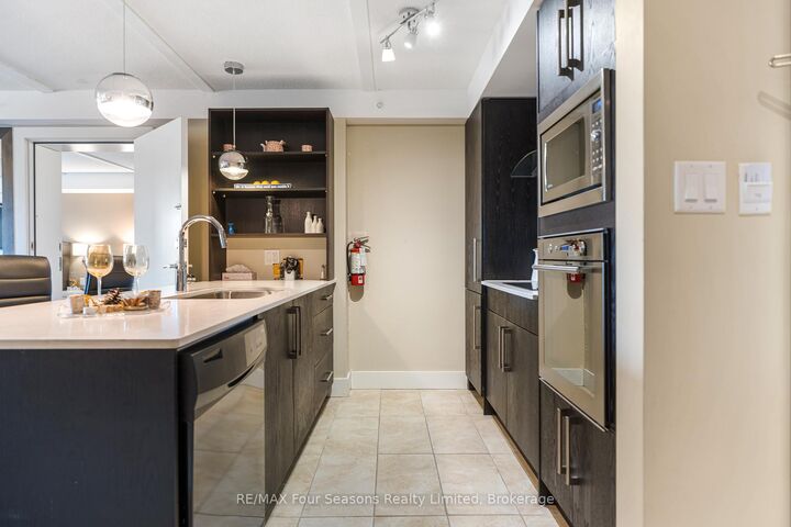 Property Photo: 9 Harbour Street E 6210/6212 ON L9Y 5C5