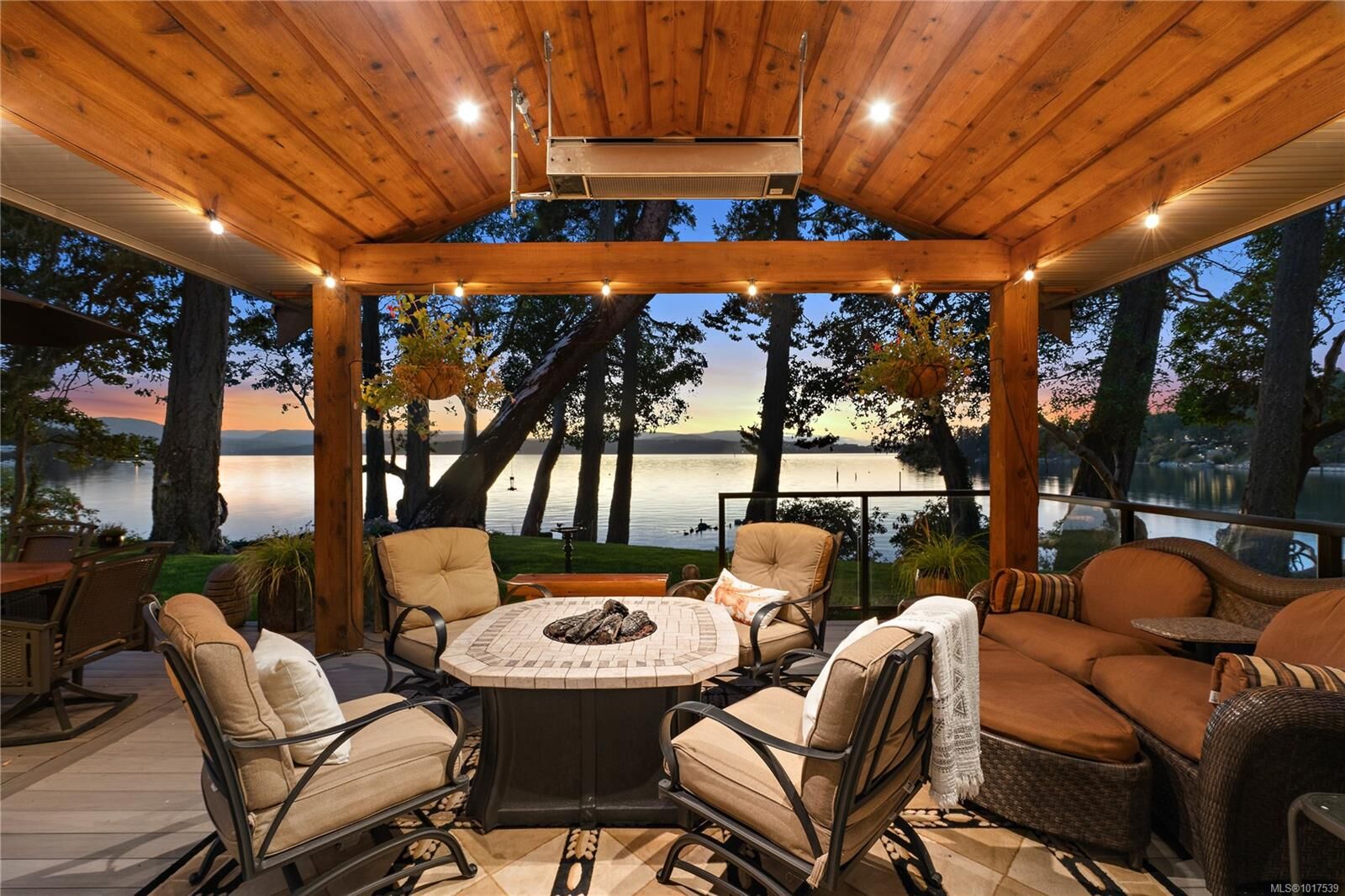 Photo de la propriété:  11176 Chalet Rd  BC V8L 5M1 