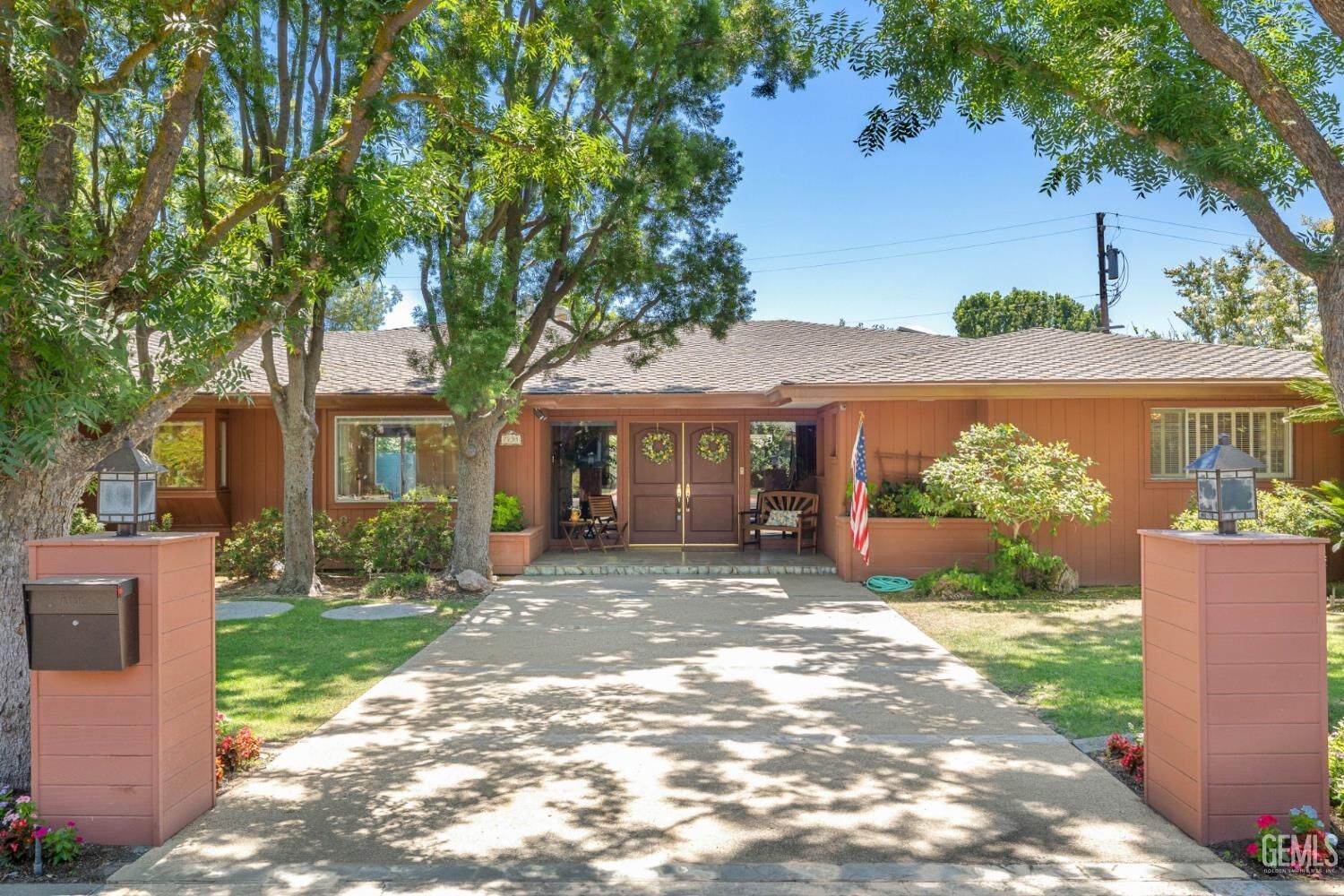 Property Photo: 7235 Meadowbrook Lane CA 93309