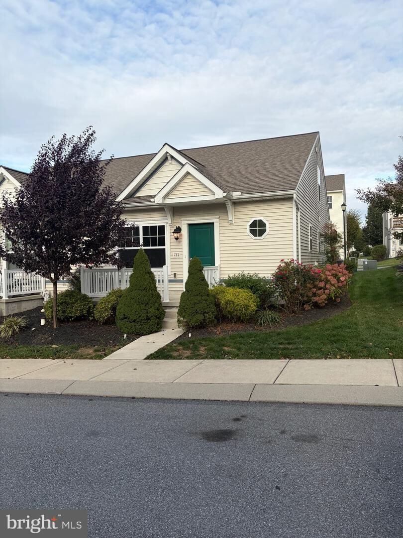Property Photo: 404 Warren Court PA 17584
