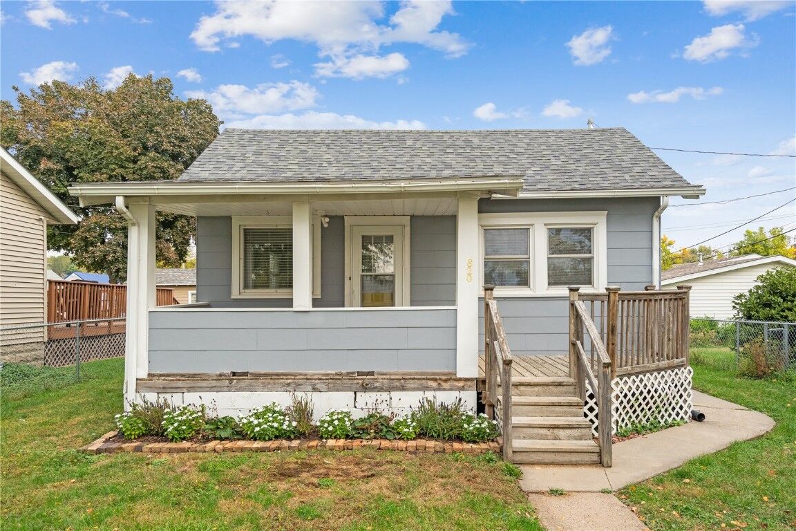 Property Photo:  820 M Ave NW  IA 52405 