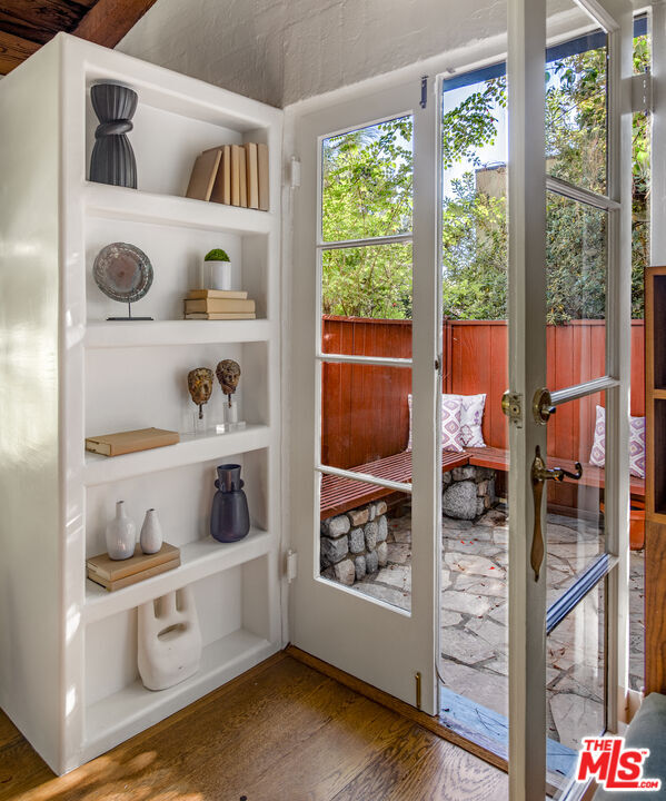 Property Photo: 8027 Willow Glen Rd CA 90046